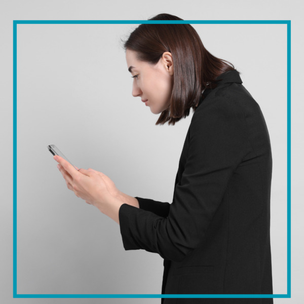 【久留米市の理学療法士が解説】首の重だるさ、実は「スマホ首」かも？頭の重さが与える驚きの負担と根本改善